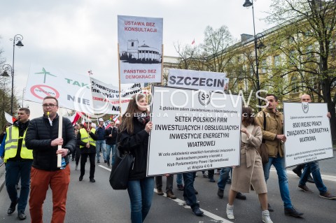  14.04.2016 WARSZAWA<br /> MANIFESTACJA PRZECIWKO ZMIANOM W ENERGETYCE WIATROWEJ <br /> N/Z UCZESTNICY<br />  