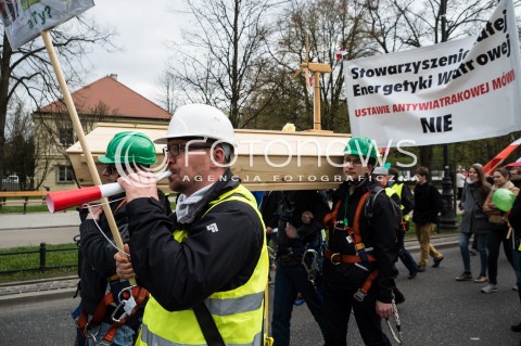  14.04.2016 WARSZAWA<br /> MANIFESTACJA PRZECIWKO ZMIANOM W ENERGETYCE WIATROWEJ <br /> N/Z UCZESTNICY<br />  