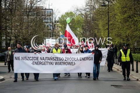  14.04.2016 WARSZAWA<br /> MANIFESTACJA PRZECIWKO ZMIANOM W ENERGETYCE WIATROWEJ <br /> N/Z UCZESTNICY<br />  
