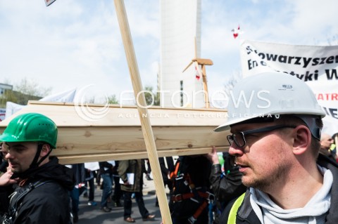  14.04.2016 WARSZAWA<br /> MANIFESTACJA PRZECIWKO ZMIANOM W ENERGETYCE WIATROWEJ <br /> N/Z UCZESTNICY<br />  