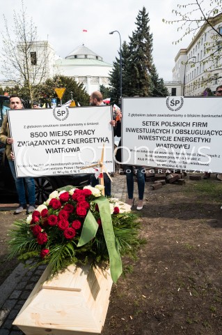  14.04.2016 WARSZAWA<br /> MANIFESTACJA PRZECIWKO ZMIANOM W ENERGETYCE WIATROWEJ <br /> N/Z UCZESTNICY<br />  