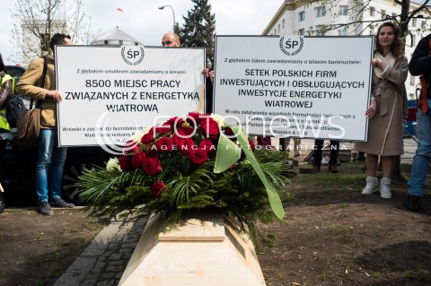  14.04.2016 WARSZAWA<br /> MANIFESTACJA PRZECIWKO ZMIANOM W ENERGETYCE WIATROWEJ <br /> N/Z UCZESTNICY<br />  