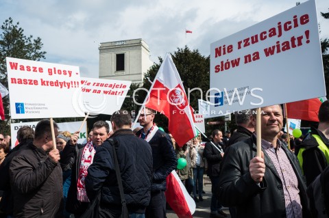  14.04.2016 WARSZAWA<br /> MANIFESTACJA PRZECIWKO ZMIANOM W ENERGETYCE WIATROWEJ <br /> N/Z UCZESTNICY<br />  