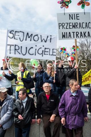  14.04.2016 WARSZAWA<br /> MANIFESTACJA PRZECIWKO ZMIANOM W ENERGETYCE WIATROWEJ <br /> N/Z UCZESTNICY<br />  