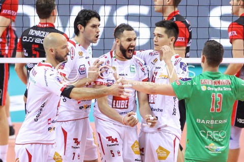  17.04.2016 KRAKOW <br />SIATKOWKA MEZCZYZN LIGA MISTRZOW FINAL FOUR 2016 CHAMPIONS LEAGUE <br />2016 CEV DenizBank Volleyball Men Champions League Final Four season 2015/2016<br />MECZ O 3. MIEJSCE Third place match <br />MECZ ASSECO RESOVIA RZESZOW - CUCINE LUBE CIVITANOVA <br />N/Z WILLIAM PRIDDY DRAGAN STANKOVIC OSMANY PORTUONDO JUANTORENA MICAH CHRISTENSON RADOSC EMOCJE <br /> 