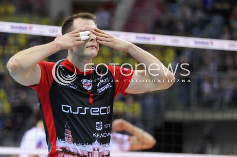  17.04.2016 KRAKOW <br />SIATKOWKA MEZCZYZN LIGA MISTRZOW FINAL FOUR 2016 CHAMPIONS LEAGUE <br />2016 CEV DenizBank Volleyball Men Champions League Final Four season 2015/2016<br />MECZ O 3. MIEJSCE Third place match <br />MECZ ASSECO RESOVIA RZESZOW - CUCINE LUBE CIVITANOVA <br />N/Z BARTOSZ KUREK SYLWETKA ZDENERWOWANY POKAZUJE BLEDNA DECYZJE SEDZIEGO ZASLONIETE OCZY<br /> 