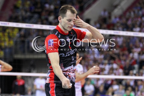  17.04.2016 KRAKOW <br />SIATKOWKA MEZCZYZN LIGA MISTRZOW FINAL FOUR 2016 CHAMPIONS LEAGUE <br />2016 CEV DenizBank Volleyball Men Champions League Final Four season 2015/2016<br />MECZ O 3. MIEJSCE Third place match <br />MECZ ASSECO RESOVIA RZESZOW - CUCINE LUBE CIVITANOVA <br />N/Z BARTOSZ KUREK SYLWETKA ZDENERWOWANY POKAZUJE BLEDNA DECYZJE SEDZIEGO ZASLONIETE OCZY<br /> 