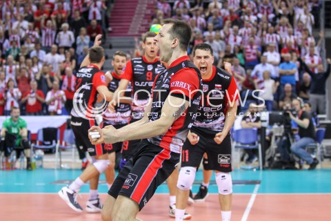 17.04.2016 KRAKOW <br />SIATKOWKA MEZCZYZN LIGA MISTRZOW FINAL FOUR 2016 CHAMPIONS LEAGUE <br />2016 CEV DenizBank Volleyball Men Champions League Final Four season 2015/2016<br />MECZ O 3. MIEJSCE Third place match <br />MECZ ASSECO RESOVIA RZESZOW - CUCINE LUBE CIVITANOVA <br />N/Z BARTOSZ KUREK FABIAN DRZYZGA RADOSC EMOCJE <br /> 
