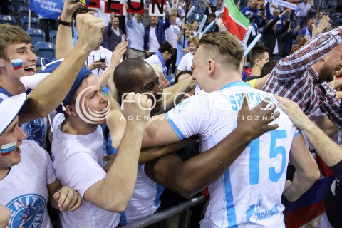  17.04.2016 KRAKOW <br />
SIATKOWKA MEZCZYZN LIGA MISTRZOW FINAL FOUR 2016 CHAMPIONS LEAGUE <br />
2016 CEV DenizBank Volleyball Men Champions League Final Four season 2015/2016<br />
CEREMONIA DEKORACJI DEKORACJA<br />
ZENIT KAZAN MISTRZEM EUROPY<br />
N/Z ALEXEY SPIRIDONOV OJCIEC WILFREDO LEON VENERO RADOSC EMOCJE <br />
 