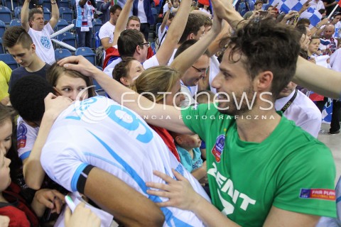  17.04.2016 KRAKOW <br />
SIATKOWKA MEZCZYZN LIGA MISTRZOW FINAL FOUR 2016 CHAMPIONS LEAGUE <br />
2016 CEV DenizBank Volleyball Men Champions League Final Four season 2015/2016<br />
CEREMONIA DEKORACJI DEKORACJA<br />
ZENIT KAZAN MISTRZEM EUROPY<br />
N/Z WILFREDO LEON VENERO DZIEWCZYNA NARZECZONA KOBIETA TEODOR SALPAROV RADOSC EMOCJE <br />
 