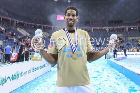  17.04.2016 KRAKOW <br />
SIATKOWKA MEZCZYZN LIGA MISTRZOW FINAL FOUR 2016 CHAMPIONS LEAGUE <br />
2016 CEV DenizBank Volleyball Men Champions League Final Four season 2015/2016<br />
CEREMONIA DEKORACJI DEKORACJA<br />
ZENIT KAZAN MISTRZEM EUROPY<br />
N/Z WILFREDO LEON VENERO NAGRODA PUCHAR RADOSC EMOCJE NAGRODA MVP<br />
 