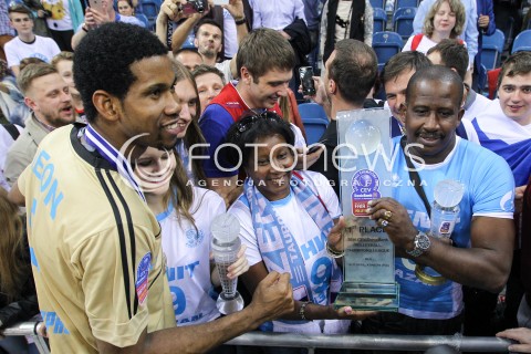  17.04.2016 KRAKOW <br />
SIATKOWKA MEZCZYZN LIGA MISTRZOW FINAL FOUR 2016 CHAMPIONS LEAGUE <br />
2016 CEV DenizBank Volleyball Men Champions League Final Four season 2015/2016<br />
CEREMONIA DEKORACJI DEKORACJA<br />
ZENIT KAZAN MISTRZEM EUROPY<br />
N/Z WILFREDO LEON VENERO NAGRODA PUCHAR RADOSC EMOCJE RODZICE DZIEWCZYNA MATKA OJCIEC<br />
 
