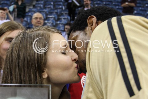  17.04.2016 KRAKOW <br />
SIATKOWKA MEZCZYZN LIGA MISTRZOW FINAL FOUR 2016 CHAMPIONS LEAGUE <br />
2016 CEV DenizBank Volleyball Men Champions League Final Four season 2015/2016<br />
CEREMONIA DEKORACJI DEKORACJA<br />
ZENIT KAZAN MISTRZEM EUROPY<br />
N/Z WILFREDO LEON VENERO NAGRODA PUCHAR RADOSC EMOCJE DZIEWCZYNA NARZECZONA MALGORZATA GRONKOWSKA POCALUNEK CALUS<br />
 