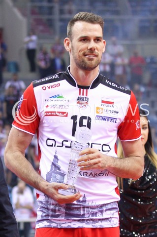  17.04.2016 KRAKOW <br />
SIATKOWKA MEZCZYZN LIGA MISTRZOW FINAL FOUR 2016 CHAMPIONS LEAGUE <br />
2016 CEV DenizBank Volleyball Men Champions League Final Four season 2015/2016<br />
CEREMONIA DEKORACJI DEKORACJA<br />
ZENIT KAZAN MISTRZEM EUROPY<br />
N/Z RUSSELL HOLMES SYLWETKA NAGRODA NAJLEPSZY SRODKOWY TURNIEJU PUCHAR<br />
 