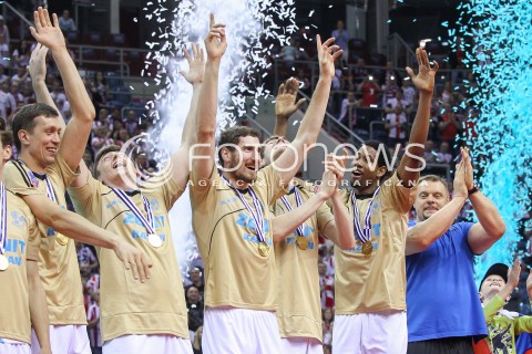  17.04.2016 KRAKOW <br />
SIATKOWKA MEZCZYZN LIGA MISTRZOW FINAL FOUR 2016 CHAMPIONS LEAGUE <br />
2016 CEV DenizBank Volleyball Men Champions League Final Four season 2015/2016<br />
CEREMONIA DEKORACJI DEKORACJA<br />
ZENIT KAZAN MISTRZEM EUROPY<br />
N/Z WILFREDO LEON VENERO MAXIM MIKHAILOV VLADIMIR ALEKNO - I TRENER ( HEAD COACH ) RADOSC EMOCJE ZWYCIESTWO WYGRANA KONFETTI<br />
 