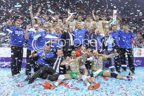  17.04.2016 KRAKOW <br />
SIATKOWKA MEZCZYZN LIGA MISTRZOW FINAL FOUR 2016 CHAMPIONS LEAGUE <br />
2016 CEV DenizBank Volleyball Men Champions League Final Four season 2015/2016<br />
CEREMONIA DEKORACJI DEKORACJA<br />
ZENIT KAZAN MISTRZEM EUROPY<br />
N/Z ZDJECIE GRUPOWE SIATKARZY ZENITU KAZAN GROUP PHOTO GRUPOWKA<br />
 
