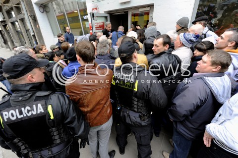  19.04.2016 WARSZAWA <br />CHAOS W URZEDZIE WOJEWODZKIM WYDZIAL SPRAW CUDZOZIEMCOW<br />N/Z PETENCI<br /> 