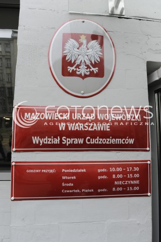  19.04.2016 WARSZAWA <br />CHAOS W URZEDZIE WOJEWODZKIM WYDZIAL SPRAW CUDZOZIEMCOW<br />N/Z MAZOWIECKI URZAD WOJEWODZKI WYDZIAL SPRAW CUDZOZIEMCOW TALICZKA TABLICA GODLO LOGO NAPIS<br /> 