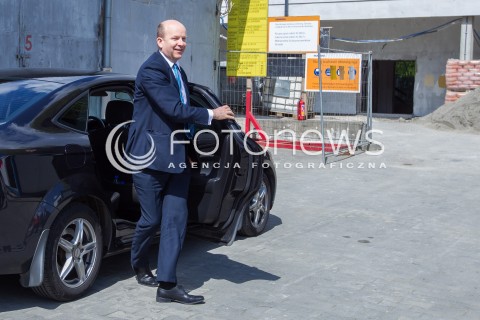  21.04.2016 RZESZOW<br />WIZYTA MINISTRA ZDROWIA W RZESZOWIE<br />WIZYTA W NOWO BUDOWANYM OBIEKCIE CENTRUM POWIADAMIANIA RATUNKOWEGO <br />N/Z KONSTANTY RADZIWILL - MINISTER ZDROWIA<br /> 