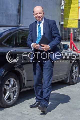  21.04.2016 RZESZOW<br />WIZYTA MINISTRA ZDROWIA W RZESZOWIE<br />WIZYTA W NOWO BUDOWANYM OBIEKCIE CENTRUM POWIADAMIANIA RATUNKOWEGO <br />N/Z KONSTANTY RADZIWILL - MINISTER ZDROWIA<br /> 