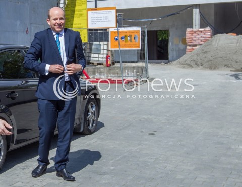  21.04.2016 RZESZOW<br />WIZYTA MINISTRA ZDROWIA W RZESZOWIE<br />WIZYTA W NOWO BUDOWANYM OBIEKCIE CENTRUM POWIADAMIANIA RATUNKOWEGO <br />N/Z KONSTANTY RADZIWILL - MINISTER ZDROWIA<br /> 