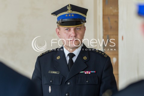  21.04.2016 RZESZOW<br />WIZYTA MINISTRA ZDROWIA W RZESZOWIE<br />WIZYTA W NOWO BUDOWANYM OBIEKCIE CENTRUM POWIADAMIANIA RATUNKOWEGO <br />N/Z ANDRZEJ BABIEC - PODKARPACKI KOMENDANT WOJEWODZKI PANSTWOWEJ STRAZY POZARNEJ <br /> 