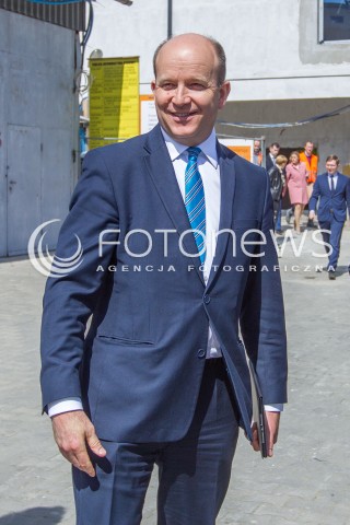  21.04.2016 RZESZOW<br />WIZYTA MINISTRA ZDROWIA W RZESZOWIE<br />WIZYTA W NOWO BUDOWANYM OBIEKCIE CENTRUM POWIADAMIANIA RATUNKOWEGO <br />N/Z KONSTANTY RADZIWILL - MINISTER ZDROWIA<br /> 