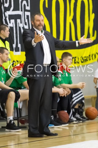  23.04.2016 RZESZOW <br />
KOSZYKOWKA 1 LIGA MEZCZYZN<br />
MECZ MAX ELEKTRO SOKOL LANCUT - LEGIA WARSZAWA <br />
N/Z PIOTR BAKUN - I TRENER ( HEAD COACH ) SYLWETKA <br />
 