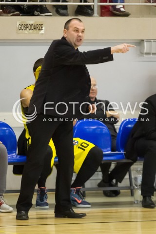  23.04.2016 RZESZOW <br />
KOSZYKOWKA 1 LIGA MEZCZYZN<br />
MECZ MAX ELEKTRO SOKOL LANCUT - LEGIA WARSZAWA <br />
N/Z DARIUSZ KASZOWSKI - I TRENER ( HEAD COACH ) SYLWETKA <br />
 