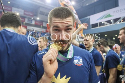  26.04.2016 RZESZOW<br />SIATKOWKA PLUSLIGA 2015/2016 MEN VOLLEYBALL POLAND POLISH PLUS LIGA LEAGUE SEASON 2015/2016 FINAL MATCH - MECZ NR 3<br />MECZ ASSECO RESOVIA RZESZOW - ZAKSA KEDZIERZYN KOZLE<br />N/Z DAWID KONARSKI PUCHAR MEDAL RADOSC EMOCJE <br /> 