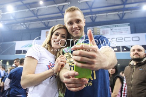  26.04.2016 RZESZOW<br />SIATKOWKA PLUSLIGA 2015/2016 MEN VOLLEYBALL POLAND POLISH PLUS LIGA LEAGUE SEASON 2015/2016 FINAL MATCH - MECZ NR 3<br />MECZ ASSECO RESOVIA RZESZOW - ZAKSA KEDZIERZYN KOZLE<br />N/Z PAWEL ZATORSKI Z DZIEWCZYNA KOBIETA NARZECZONA ZONA SELFIE RADOSC EMOCJE <br /> 