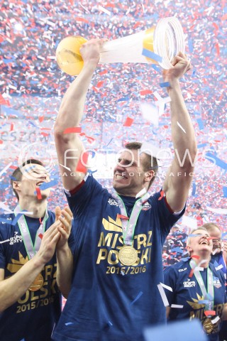  26.04.2016 RZESZOW<br />SIATKOWKA PLUSLIGA 2015/2016 MEN VOLLEYBALL POLAND POLISH PLUS LIGA LEAGUE SEASON 2015/2016 FINAL MATCH - MECZ NR 3<br />MECZ ASSECO RESOVIA RZESZOW - ZAKSA KEDZIERZYN KOZLE<br />ZAKSA KEDZIERZYN KOZLE MISTRZEM POLSKI<br />N/Z GRZEGORZ BOCIEK RADOSC EMOCJE PUCHAR<br /> 