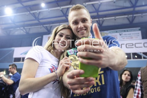  26.04.2016 RZESZOW<br />SIATKOWKA PLUSLIGA 2015/2016 MEN VOLLEYBALL POLAND POLISH PLUS LIGA LEAGUE SEASON 2015/2016 FINAL MATCH - MECZ NR 3<br />MECZ ASSECO RESOVIA RZESZOW - ZAKSA KEDZIERZYN KOZLE<br />ZAKSA KEDZIERZYN KOZLE MISTRZEM POLSKI<br />N/Z PAWEL ZATORSKI SELFIE Z DZIEWCZYNA NARZECZONA KOBIETA MEDAL<br /> 