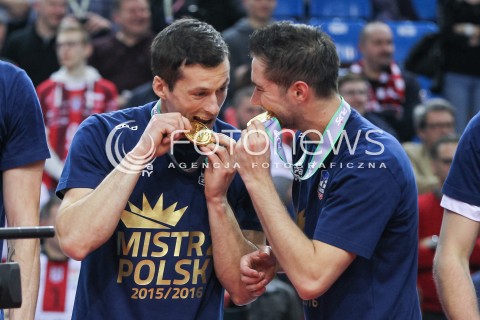  26.04.2016 RZESZOW<br />SIATKOWKA PLUSLIGA 2015/2016 MEN VOLLEYBALL POLAND POLISH PLUS LIGA LEAGUE SEASON 2015/2016 FINAL MATCH - MECZ NR 3<br />MECZ ASSECO RESOVIA RZESZOW - ZAKSA KEDZIERZYN KOZLE<br />ZAKSA KEDZIERZYN KOZLE MISTRZEM POLSKI<br />N/Z RAFAL BUSZEK KEVIN TILLIE PUCHAR MEDAL RADOSC <br /> 