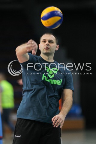  29.04.2016 RZESZOW<br />SIATKOWKA ORLEN LIGA 2015/2016 WOMEN VOLLEYBALL POLAND POLISH ORLENLIGA LEAGUE SEASON 2015/2016<br />MECZ DEVELOPRES SKYRES RZESZOW - KSZO OSTROWIEC <br />N/Z STANISLAW PIECZONKA - II TRENER ( ASSISTANT COACH ) SYLWETKA <br /> 