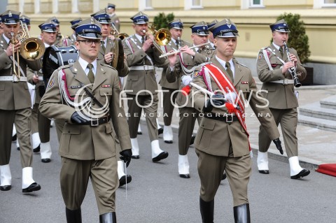  02.05.2016 WARSZAWA<br />DZIEN FLAGI Z UDZIALEM PREMIER BEATY SZYDLO I DZIECI Z PLACOWKI OPIEKUNCZO-WYCHOWAWCZEJ <br />N/Z ZOLNIERZE DEFILADA ORKIESTRA WOJSKOWA<br /> 
