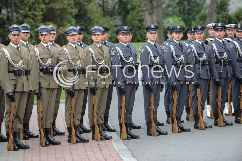  02.05.2016 WARSZAWA<br />DZIEN FLAGI Z UDZIALEM PREMIER BEATY SZYDLO I DZIECI Z PLACOWKI OPIEKUNCZO-WYCHOWAWCZEJ <br />N/Z ZOLNIERZE SALUT MUSZTRA<br /> 