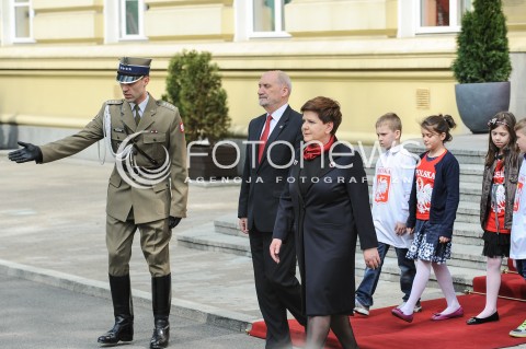  02.05.2016 WARSZAWA<br />DZIEN FLAGI Z UDZIALEM PREMIER BEATY SZYDLO I DZIECI Z PLACOWKI OPIEKUNCZO-WYCHOWAWCZEJ <br />N/Z PREMIER BEATA SZYDLO ANTONI MACIEREWICZ<br /> 