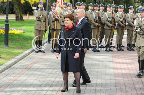  02.05.2016 WARSZAWA<br />DZIEN FLAGI Z UDZIALEM PREMIER BEATY SZYDLO I DZIECI Z PLACOWKI OPIEKUNCZO-WYCHOWAWCZEJ <br />N/Z PREMIER BEATA SZYDLO ANTONI MACIEREWICZ<br /> 