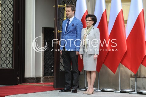  02.05.2016 WARSZAWA<br />DZIEN FLAGI Z UDZIALEM PREMIER BEATY SZYDLO I DZIECI Z PLACOWKI OPIEKUNCZO-WYCHOWAWCZEJ <br />N/Z RAFAL BOCHENEK ELZBIETA WITEK<br /> 