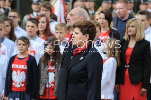  02.05.2016 WARSZAWA<br />DZIEN FLAGI Z UDZIALEM PREMIER BEATY SZYDLO I DZIECI Z PLACOWKI OPIEKUNCZO-WYCHOWAWCZEJ <br />N/Z PREMIER BEATA SZYDLO ANTONI MACIEREWICZ<br /> 