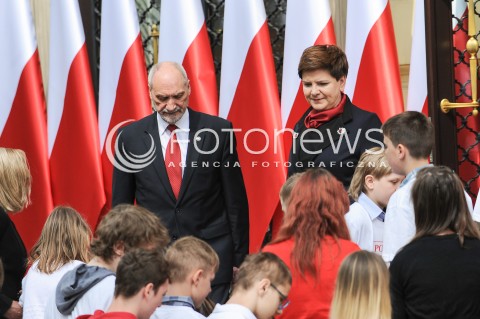  02.05.2016 WARSZAWA<br />DZIEN FLAGI Z UDZIALEM PREMIER BEATY SZYDLO I DZIECI Z PLACOWKI OPIEKUNCZO-WYCHOWAWCZEJ <br />N/Z PREMIER BEATA SZYDLO ANTONI MACIEREWICZ DZIECI<br /> 