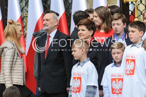  02.05.2016 WARSZAWA<br />DZIEN FLAGI Z UDZIALEM PREMIER BEATY SZYDLO I DZIECI Z PLACOWKI OPIEKUNCZO-WYCHOWAWCZEJ <br />N/Z PREMIER BEATA SZYDLO ANTONI MACIEREWICZ DZIECI<br /> 