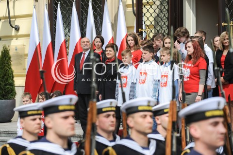  02.05.2016 WARSZAWA<br />DZIEN FLAGI Z UDZIALEM PREMIER BEATY SZYDLO I DZIECI Z PLACOWKI OPIEKUNCZO-WYCHOWAWCZEJ <br />N/Z PREMIER BEATA SZYDLO ANTONI MACIEREWICZ<br /> 