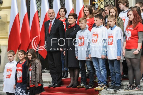  02.05.2016 WARSZAWA<br />DZIEN FLAGI Z UDZIALEM PREMIER BEATY SZYDLO I DZIECI Z PLACOWKI OPIEKUNCZO-WYCHOWAWCZEJ <br />N/Z PREMIER BEATA SZYDLO ANTONI MACIEREWICZ<br /> 