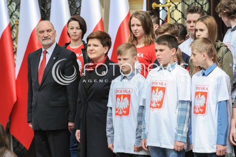  02.05.2016 WARSZAWA<br />DZIEN FLAGI Z UDZIALEM PREMIER BEATY SZYDLO I DZIECI Z PLACOWKI OPIEKUNCZO-WYCHOWAWCZEJ <br />N/Z PREMIER BEATA SZYDLO ANTONI MACIEREWICZ<br /> 