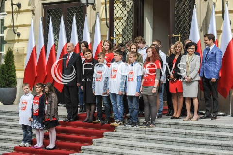  02.05.2016 WARSZAWA<br />DZIEN FLAGI Z UDZIALEM PREMIER BEATY SZYDLO I DZIECI Z PLACOWKI OPIEKUNCZO-WYCHOWAWCZEJ <br />N/Z PREMIER BEATA SZYDLO ANTONI MACIEREWICZ<br /> 