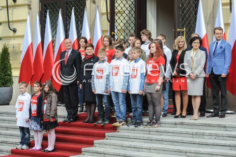  02.05.2016 WARSZAWA<br />DZIEN FLAGI Z UDZIALEM PREMIER BEATY SZYDLO I DZIECI Z PLACOWKI OPIEKUNCZO-WYCHOWAWCZEJ <br />N/Z PREMIER BEATA SZYDLO ANTONI MACIEREWICZ<br /> 