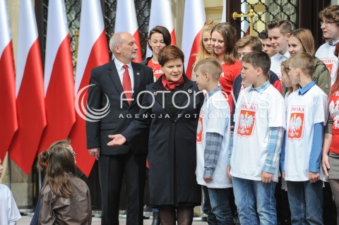  02.05.2016 WARSZAWA<br />DZIEN FLAGI Z UDZIALEM PREMIER BEATY SZYDLO I DZIECI Z PLACOWKI OPIEKUNCZO-WYCHOWAWCZEJ <br />N/Z PREMIER BEATA SZYDLO ANTONI MACIEREWICZ<br /> 