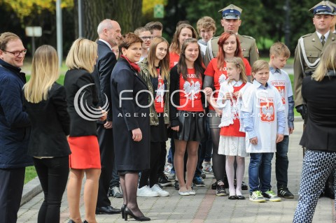  02.05.2016 WARSZAWA<br />DZIEN FLAGI Z UDZIALEM PREMIER BEATY SZYDLO I DZIECI Z PLACOWKI OPIEKUNCZO-WYCHOWAWCZEJ <br />N/Z PREMIER BEATA SZYDLO ANTONI MACIEREWICZ<br /> 